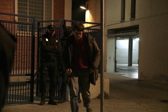 One of the detainees leaves the police station on January 16 2019 (by Marina López)